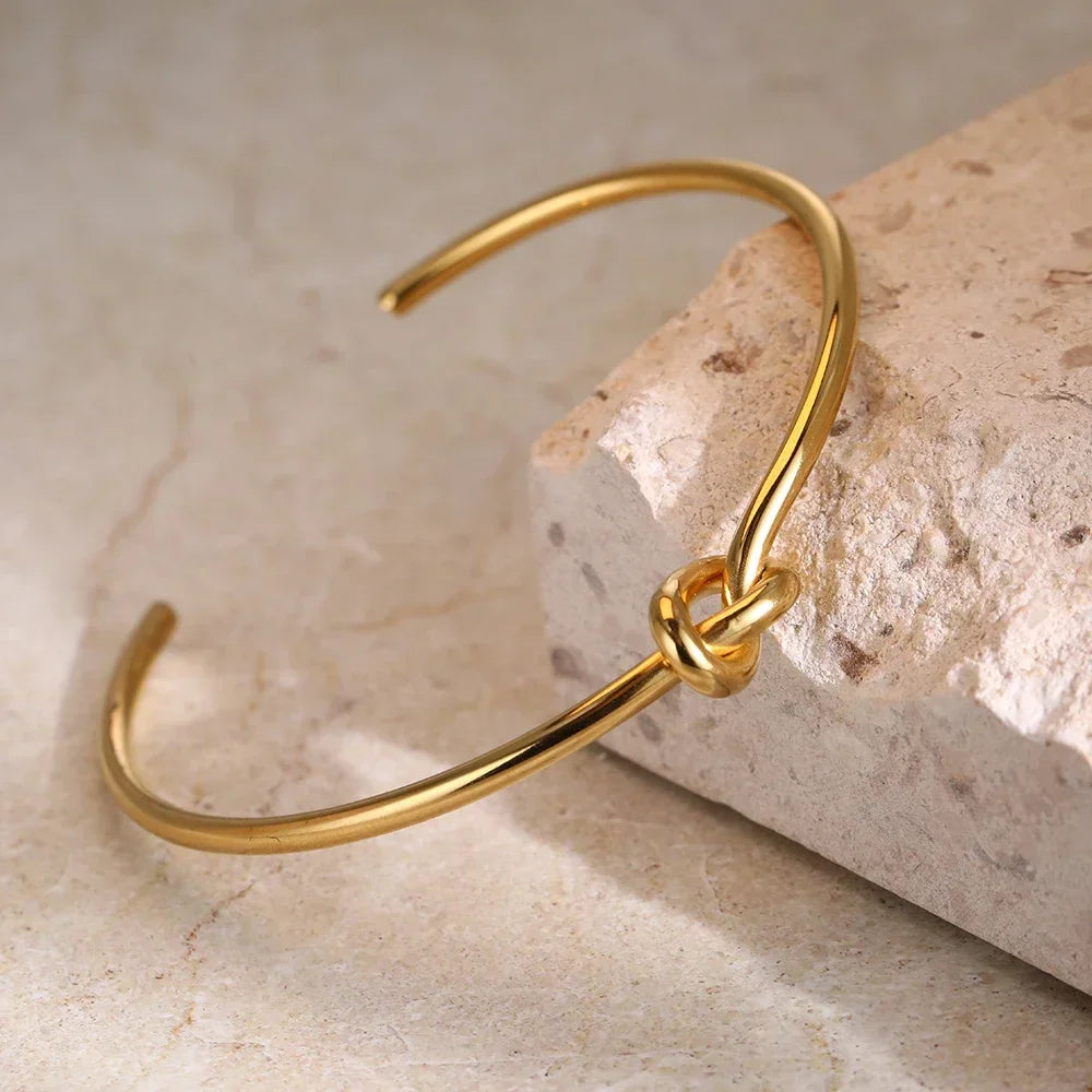 Lovelink – Dainty Gold Bracelet with Love Knot