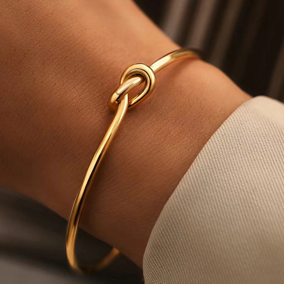 Lovelink – Dainty Gold Bracelet with Love Knot