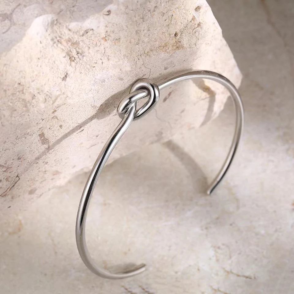 Lovelink – Dainty Gold Bracelet with Love Knot