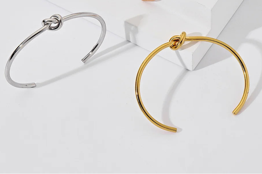 Lovelink – Dainty Gold Bracelet with Love Knot