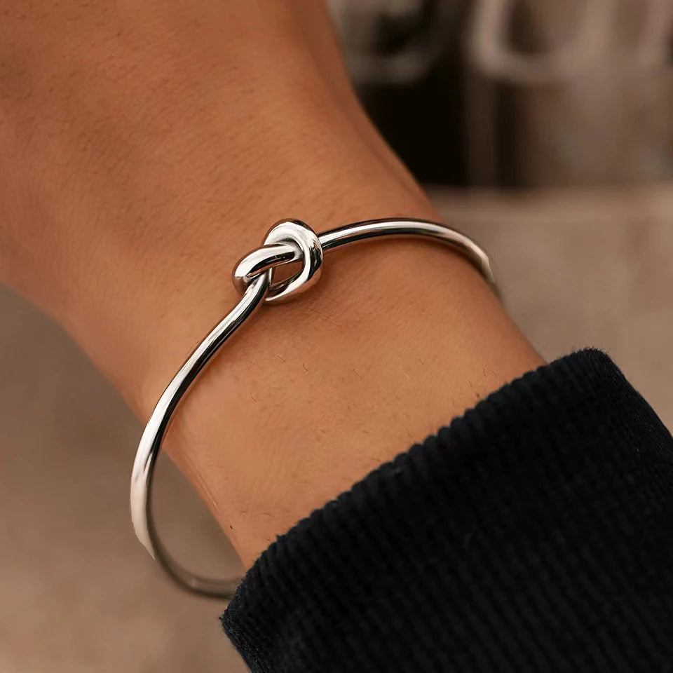 Lovelink – Dainty Gold Bracelet with Love Knot